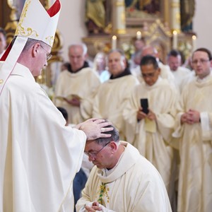 Nadbiskup Kutleša zaredio fra Ivu Martinovića za novog požeškog biskupa